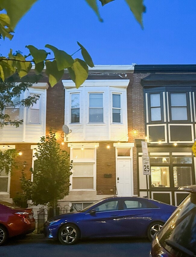 Front of House at Night - 37 S Ellwood Ave Casa Adosada
