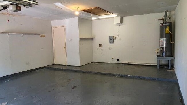 Building Photo - 15122 Cedar Ridge Dr