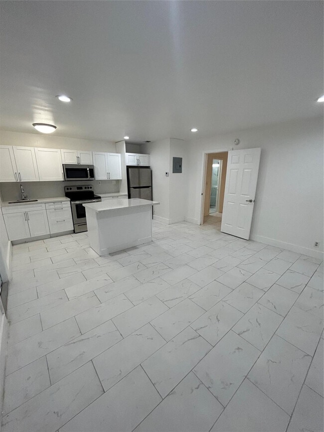 Building Photo - 212 SW 22nd St Unit 4