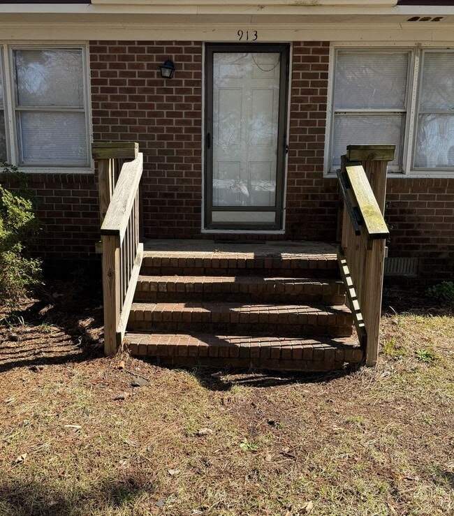 Building Photo - 913 S Kates Ln