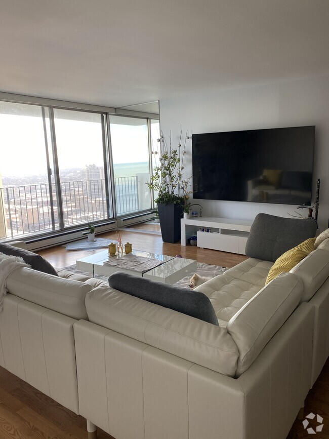 Building Photo - 6033 N Sheridan Rd Unit 25 Rental