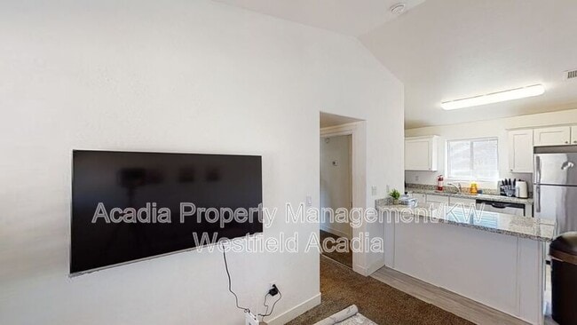 Photo - 561 N 10th Pl