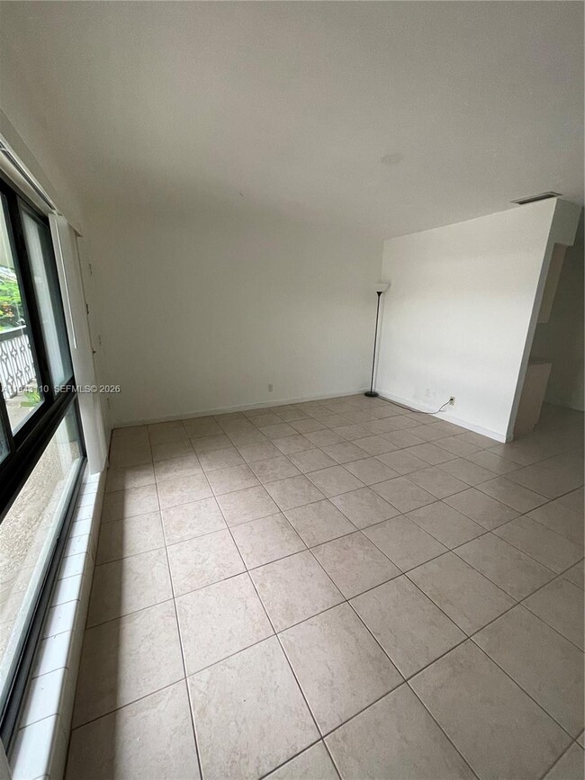 Building Photo - 5910 NE 18th Ave Unit 15