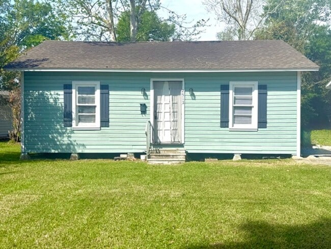 Building Photo - Charming Cottage with Spacious Yard in Lake Charles!