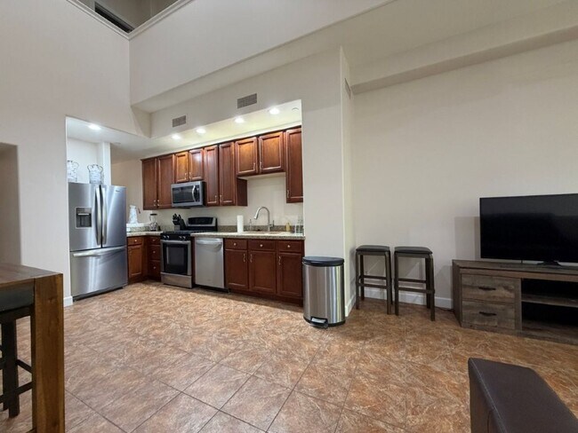 Photo - 555 W 6th St