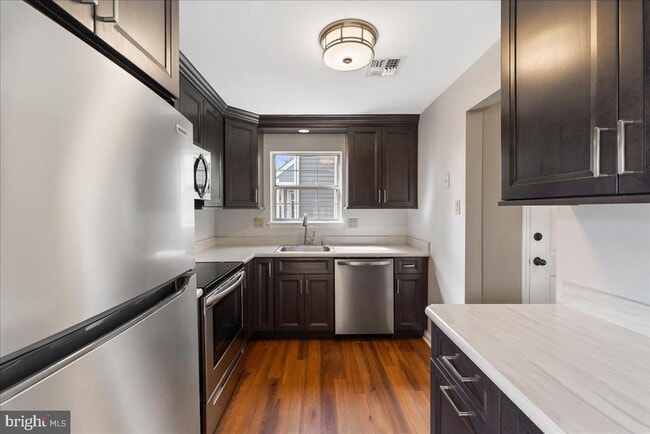 Photo - 722 Bradford Terrace
