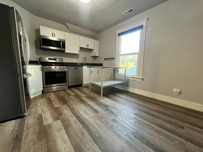 402 S 6th St E Unit 02 (Upper)