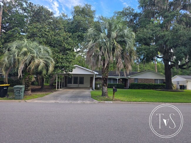 Photo - 728 Windsor Rd