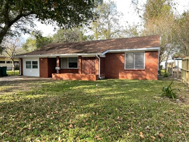 Building Photo - 2412 Cedar Dr Rental