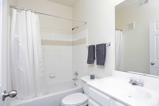 2BR,2BA - 1038SF - BATHROOM