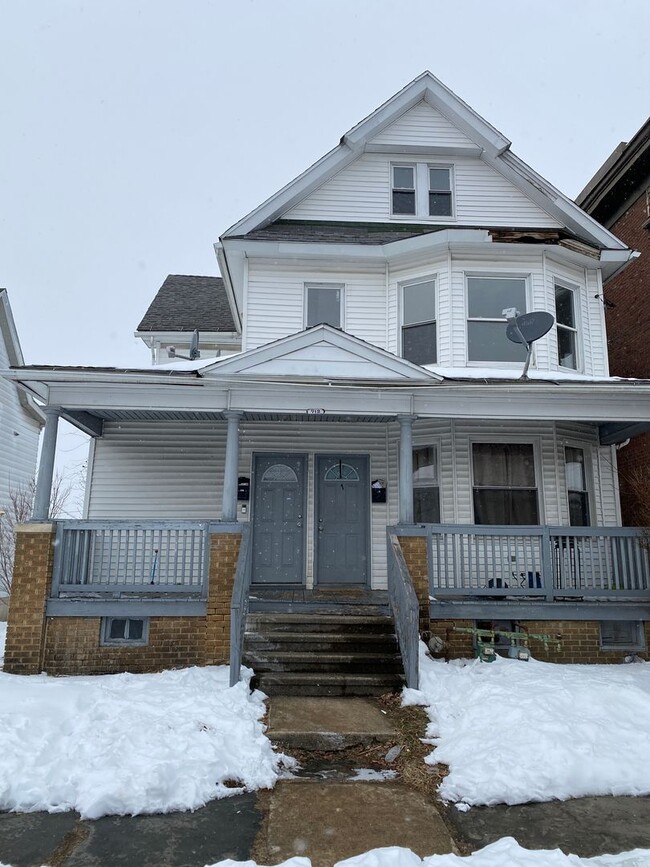 Building Photo - 712 S Irving Ave Unit 2nd floor