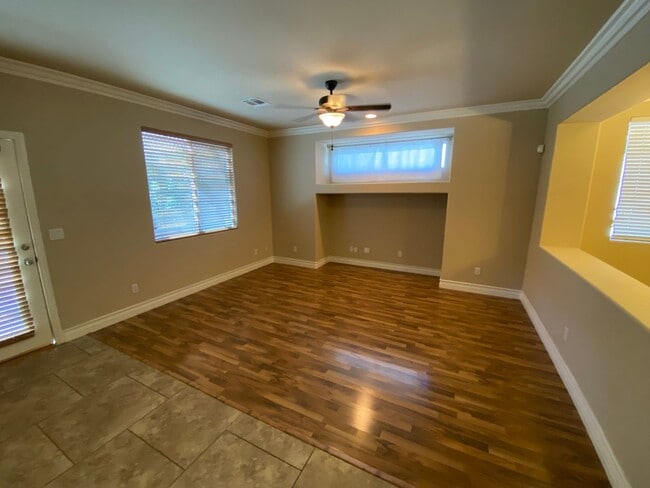 Photo - Beautiful 5 bed/3 bath home located in Hen...