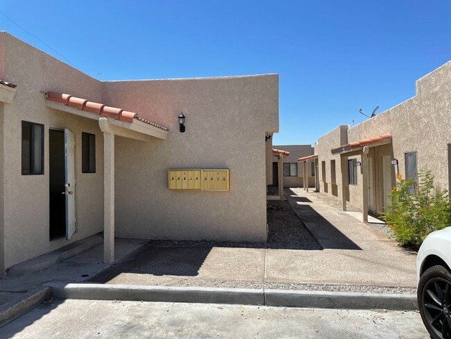 Building Photo - 2 Bedroom 1 Bath COMPLETELY REMODELED! Unit #6