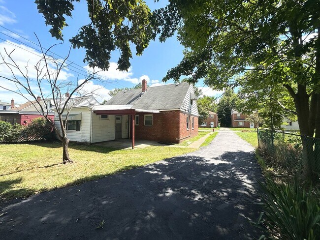 Photo - 4 Bedroom Bungalow for Rent! Euclid, Ohio