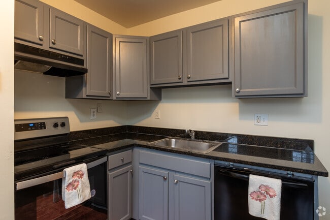 1BR, 1BA - 575SF - Kitchen