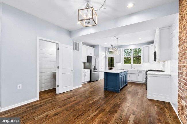 Photo - 1424 Trafalgar Ln