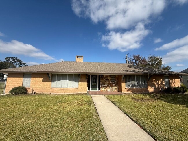 Building Photo - 4 Bed 2.5 Bath House