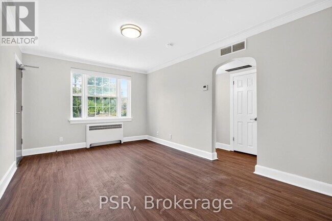 Photo - 1325 Bayview Ave