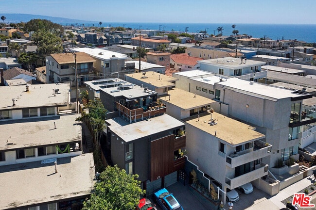 472 Rosecrans Ave