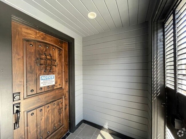 Building Photo - Nice and clean 2 bedrooms and 2 bathrooms ... Unit Apt B