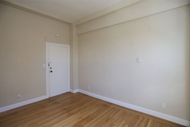 Photo - OPEN HOUSE: Thursday (1/22) 7:15pm-7:30pm Renovated studio in Central Richmond, H/W Floors, Share...