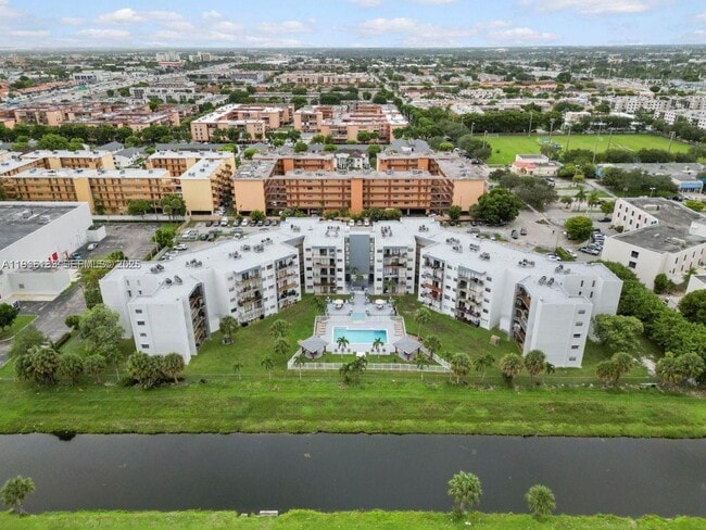 Building Photo - 1820 W 53rd St Unit 205