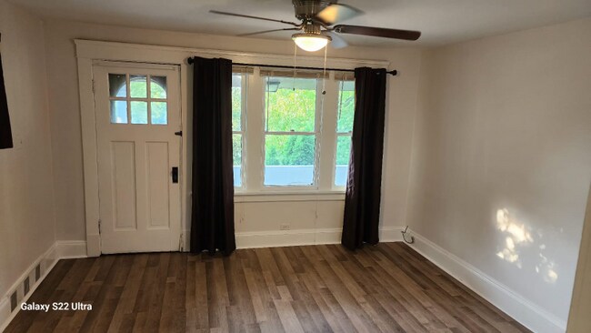 Photo - 16108 Parkgrove Ave Unidad Upstairs