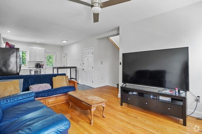 Building Photo - 134 D St Unit 3 Rental