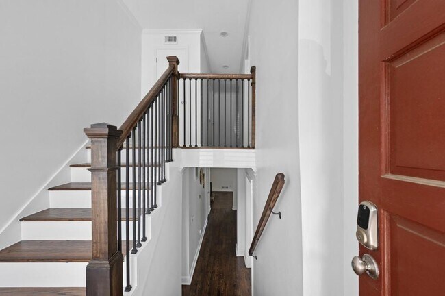 Photo - 1744 Woodcliff Pl NE