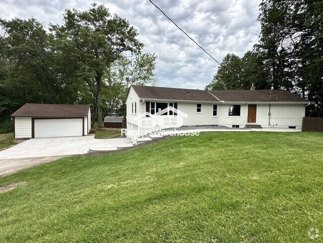 Building Photo - 3311 Interlachen Dr NE Rental