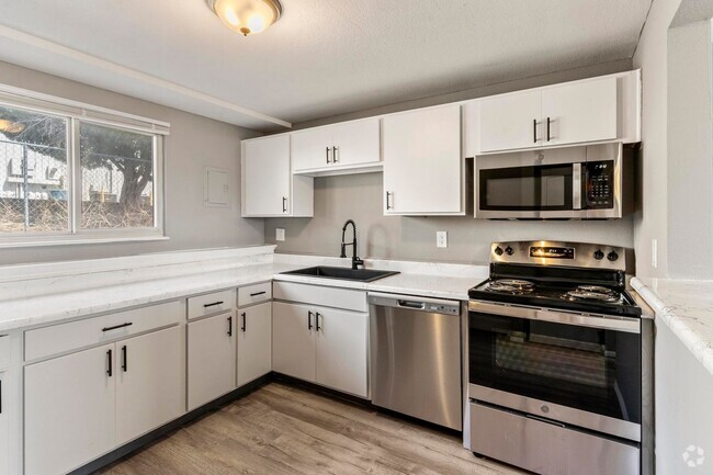 Building Photo - Beautifully renovated 2 bedroom with washe... Unit 1 Rental