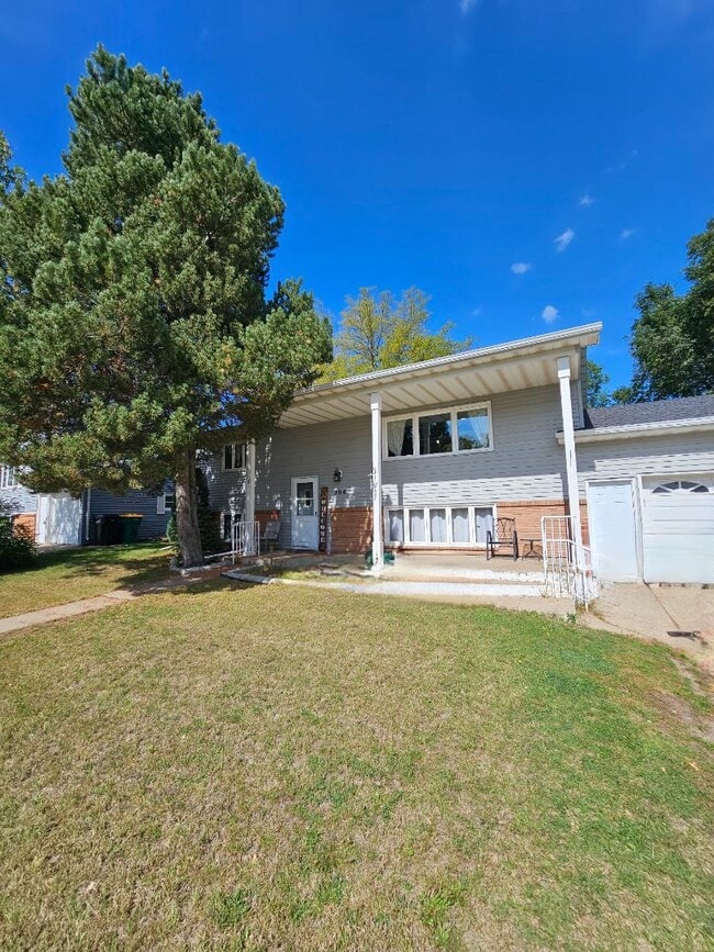 Building Photo - 904 W Divide Ave Rental