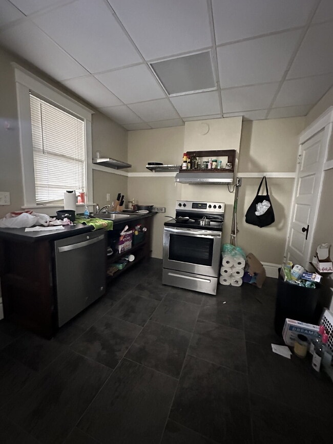 Photo - 6 bedroom 2 bath Duplex - available for Ju... Unit 446 Lake St