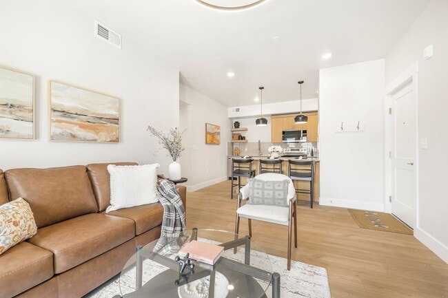 Building Photo - Lincoln Crossing Apartments Unit 1301