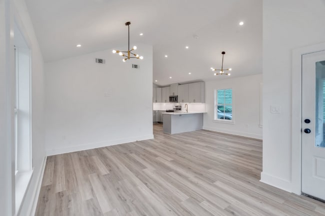 Photo - 8325 Willow St