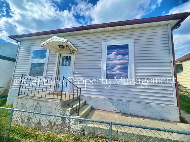 Building Photo - 2 Bedroom Home in Walkerville with a bonus room!