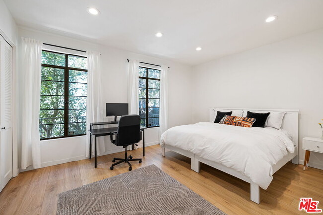 Building Photo - 1833 Fairburn Ave Unit 205 Rental