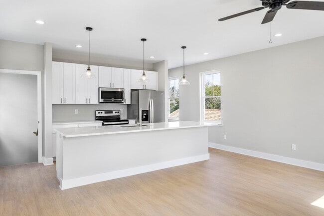 Photo - 2028 Arbutus Ave