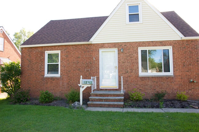 Photo - 1242 Genesee Ave