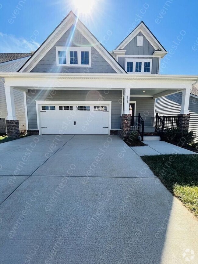 Building Photo - 4-Bedroom, 2.5-Bathroom Home with Modern A...