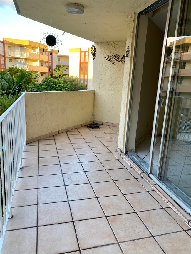 Balcony - 1750 W 46th St Unit 321