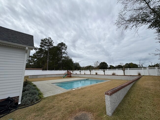 Photo - 729 Windemere Rd