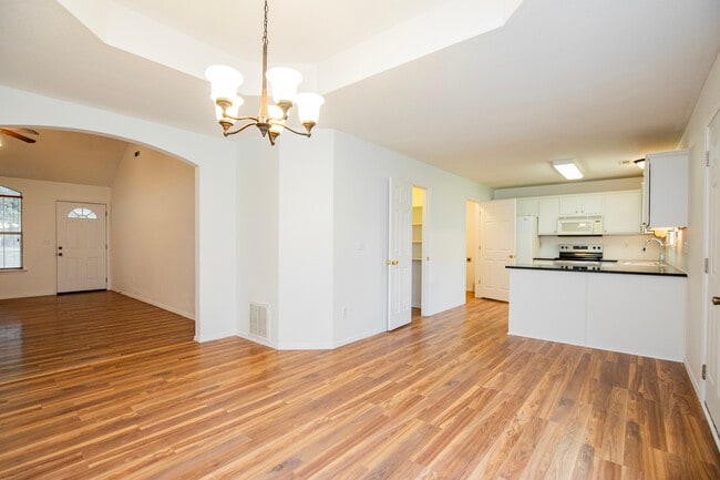 Photo - 215 Broyles St