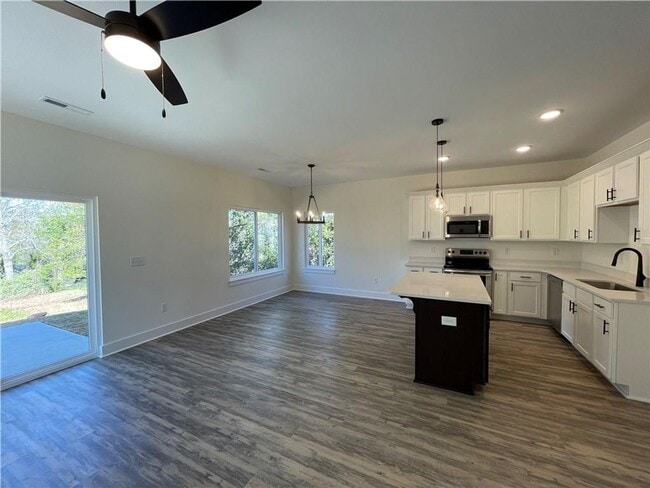 Building Photo - Single Family Home in Seneca!