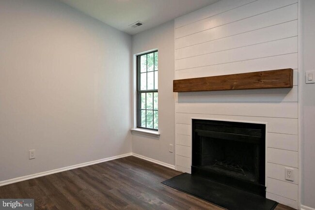 Photo - 428 Durham Ct