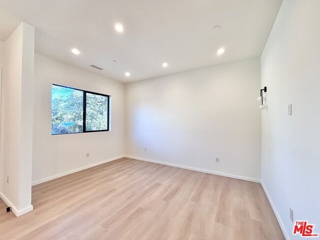 Photo - 17850 Saticoy St