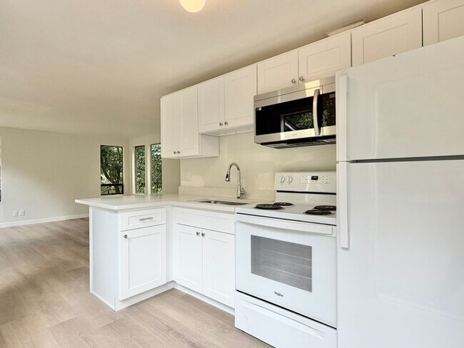 Photo - 3063 Oak Bay Rd
