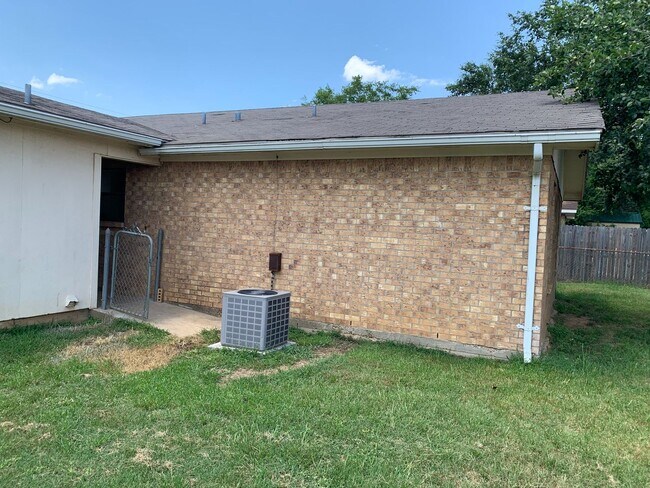 Photo - 3/1 Fenced yard Pet Friendly Gladewater ISD
