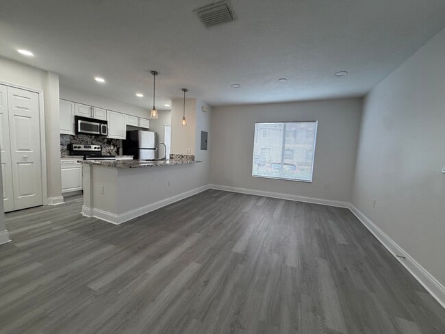 Photo - 3 BEDROOM 2.5 BATHROOM in Waterside Community!!