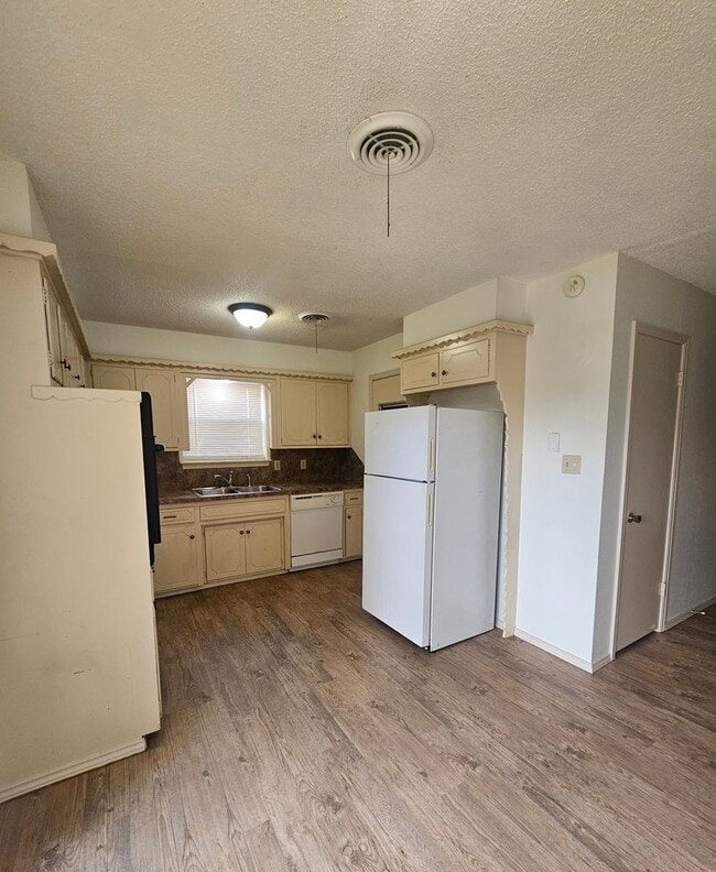Photo - (3) Bed/(2) Bath Avail NOW!! Pet Negotiable!